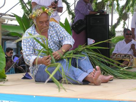 Tagisia weaving a kete - Sept 2003